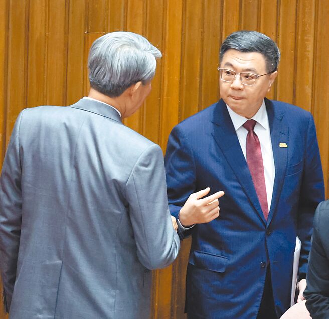 台積電將對美國增加1000億美元投資受到外界關注，行政院長卓榮泰（右）與經濟部長郭智輝（左）4日在立法院交換意見。（姚志平攝）