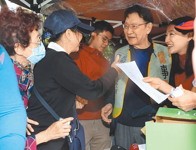 「憶事吳成」推動罷免綠委吳沛憶，昨在萬華區國光市場前設立連署站，多名藍營大咖助陣。圖為中廣前董事長趙少康（右二）向來參與連署的民眾致意。（劉宗龍攝）