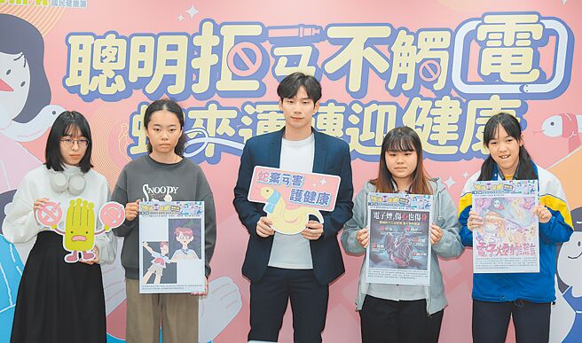 在每根纸菸印制警语，国际早有相关案例，民团盼台湾跟进。图为防制电子烟宣导。（本报资料照片）（吸菸有害健康）