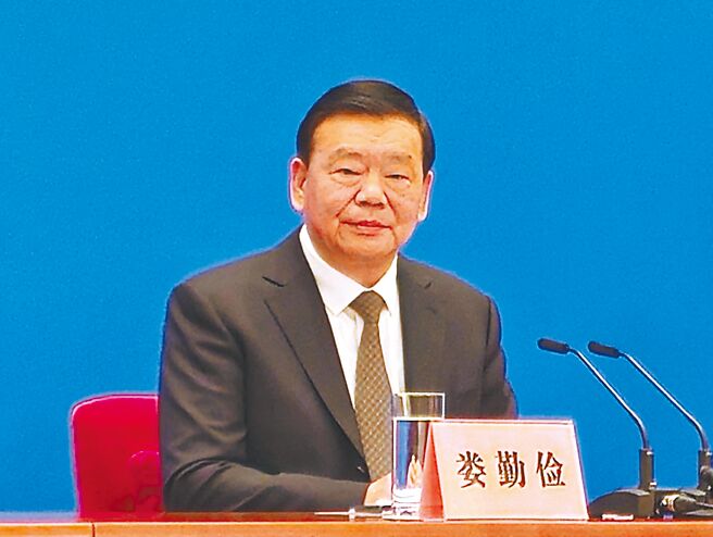 大陸14屆全國人大3次會議新聞發言人婁勤儉4日在會前記者會中坦言，經濟確實面臨內外交迫局面。（藍孝威攝）