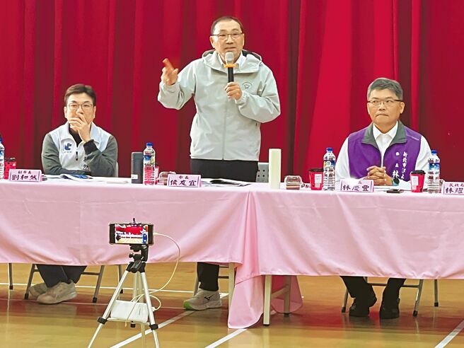 新北市長侯友宜（中）4日至汐止區公所主持行動治理座談會。（王揚傑攝）