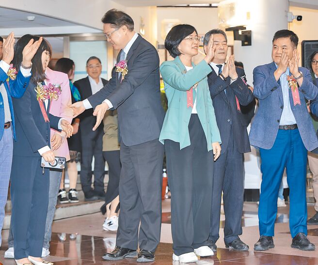 新北市议会民进党团4日举行总召及干部交接典礼，2026年新北市长热门人选民进党秘书长林右昌（中左）、新北市党部主委苏巧慧（中右）连袂出席，2人同框并排站在一起。（郭吉铨摄）