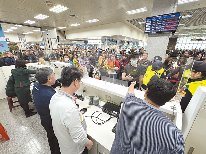 由於濃霧攪局，2、3日已有大批旅客滯留金門，4日恢復正常起降，機場候補登記逾2000號，苦等班機返台。（于家麒攝）