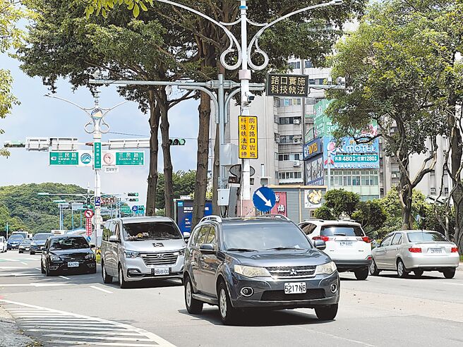 桃園市去年課徵的牌照稅達73.95億元，較2020年增加5.26億元，成長率居六都之冠，高達9成都是來自小客車。（蔡依珍攝）