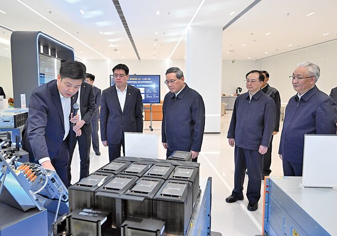 大陆总理李强近日到中国电信、中国联通、中国移动所属企业调研科技创新工作。李强指出， 要大力发展新一代资讯通信技术，深入推进「人工智慧+」。（新华社）