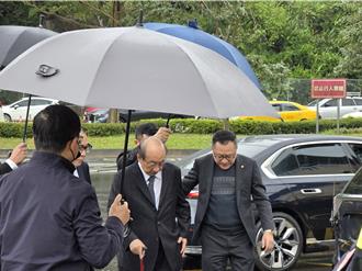 竹聯幫主黃少岑告別式 警逐一盤查登記身分