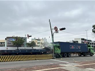 沙鹿恐怖長下坡又肇禍！大貨車剎不住追撞貨櫃車