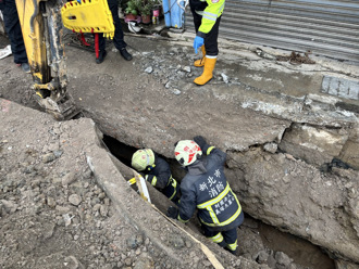樹林汙水道施工路面坍塌 工人慘遭巨石重壓！送醫不治