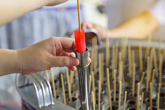 冰棒里有蛇！他拆包装见「冰封毒蛇」大眼瞪小眼秒吓坏