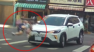 驚悚片！高雄女斑馬線上遭休旅車衝撞「原地起飛」 跌坐地嚇傻