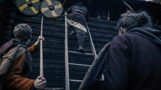 守城兵投石頭、倒熱油攻敵 為何不推倒雲梯？ 3點揭密