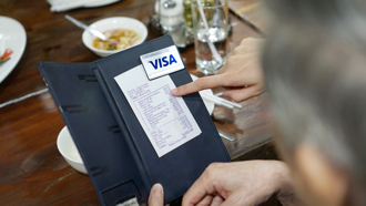 川普快看！帳單留「仇恨字句」罵服務生 女房仲丟飯碗