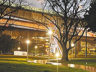 台北 圓山摩天輪粉刷 民眾以為要拆