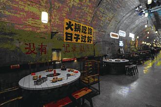 重庆道地老火锅 防空洞飘香