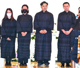 張震慟別母親 3鞠躬致意