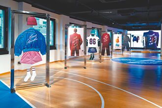 義時裝品牌聯名藝術家 吐社畜心聲