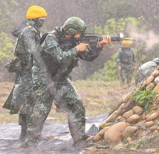  官兵对目标实施卧、跪、立姿射击，磨练射击技巧及精准度。（记者黄迪明摄）