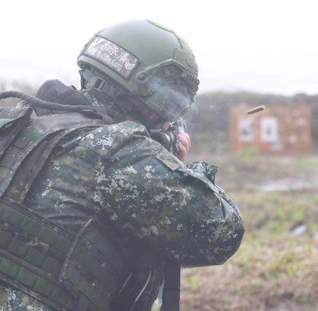 陆军步兵206旅炮兵营昨日实施野战训场射击，官兵对目标实施卧、跪、立姿射击，磨练射击技巧及精准度。（记者黄迪明摄）