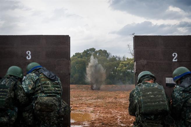 陆军52工兵群工兵支援营官兵进行驻地实爆训练，厚植基础爆破能力。（记者陈怡璇摄）