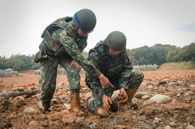 训场下起滂沱大雨，黄土遍布的训场瞬间泥泞遍地，但官兵不受影响，仍旧高度专注，确保爆破训练遂行。（记者陈怡璇摄）