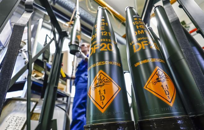  欧盟「欧洲再武装」计画，将让成员国拥有更多资金採购弹药。图为莱茵金属生产的155公厘榴弹炮。（达志影像／欧新社资料照片）