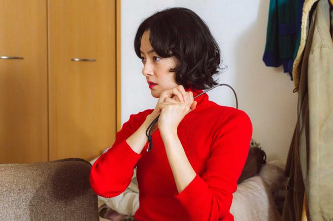 市川實日子在《小鎮星熱點》飾演平凡的40代單親媽媽。（圖／翻攝自官方X）