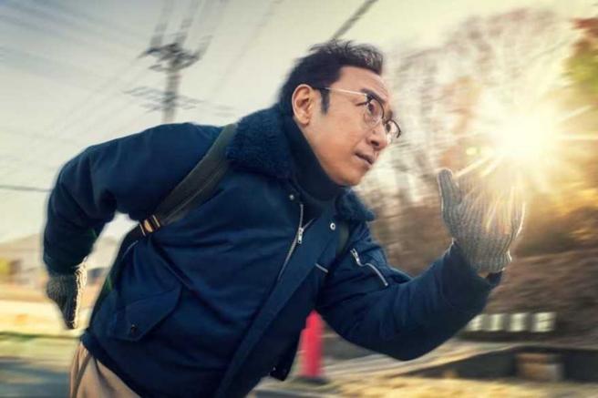 《小鎮星熱點》角田晃廣飾演平凡大叔，但其實是隱藏身份的外星人。（圖／翻攝自日網）