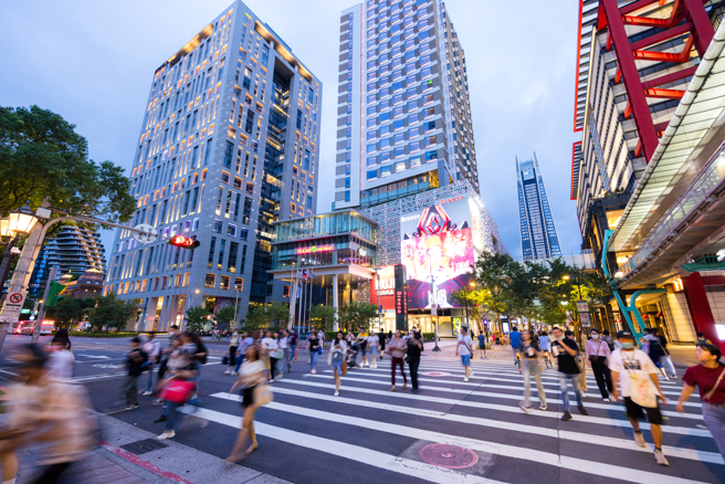 不少网友曾分享挂在机车上的便当、抹布等被偷，但贵重物品放咖啡店桌上却没事。（示意图，shutterstock／达志）