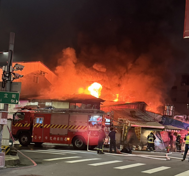 台中第五市场大火延烧10店面 ，火势相当猛烈，包括知名红茶及早点等名店遭波及。(翻摄自记者爆料网)