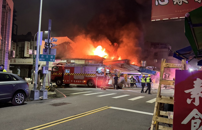 台中第五市场大火延烧10店面 ，火势相当猛烈，包括知名红茶及早点等名店遭波及。(翻摄自记者爆料网)