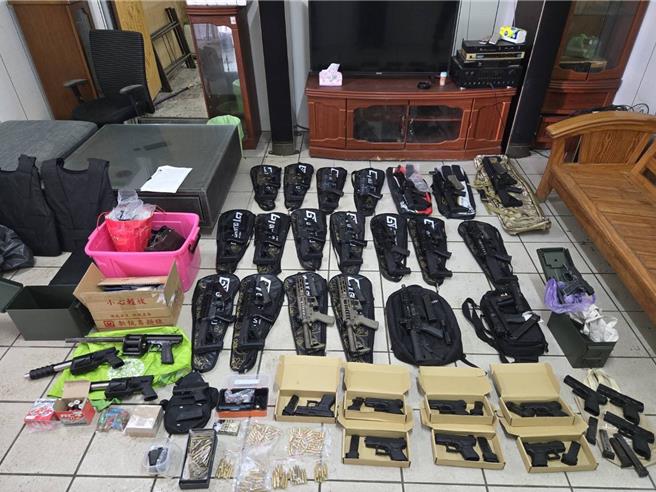 新竹县警局执行专案破获黑帮干部军火库，起出36支长短枪，均有杀伤力。（竹县警局提供／邱立雅竹县传真）