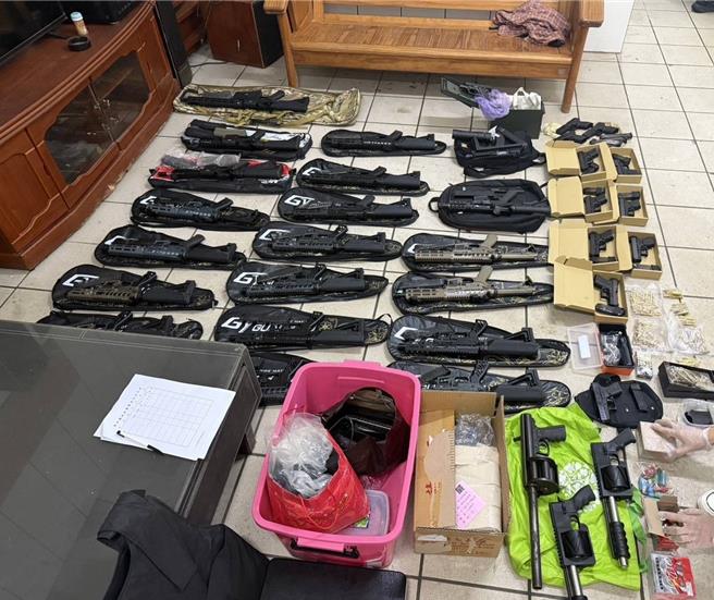 庄姓帮派成员藏放大量枪枝，遭警方叮上，4日遭查获。（竹县警局提供／邱立雅竹县传真）