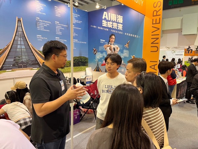 2025大學博覽會中，東海大學以「AI東海生成未來」為題，展現在人工智慧教學領域的前瞻佈局。(照片/東海大學提供)