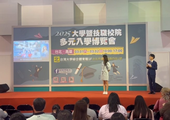 東海AI主播「默希」在大博會亮相，不僅是技術展示，更象徵著東海在生成式AI、語音合成、數據分析等領域的創新突破。(照片/東海大學提供)