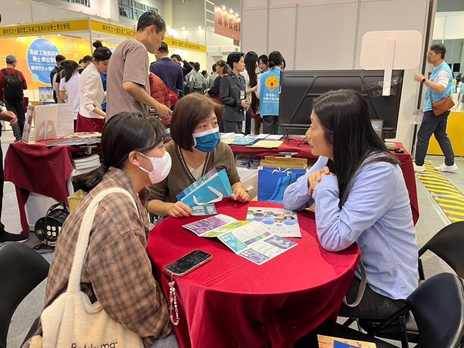 東海以循序漸進培養學生的AI素養與應用能力，鏈結多元產業資源，賦能各科系學生拓展專業。(照片/東海大學提供)