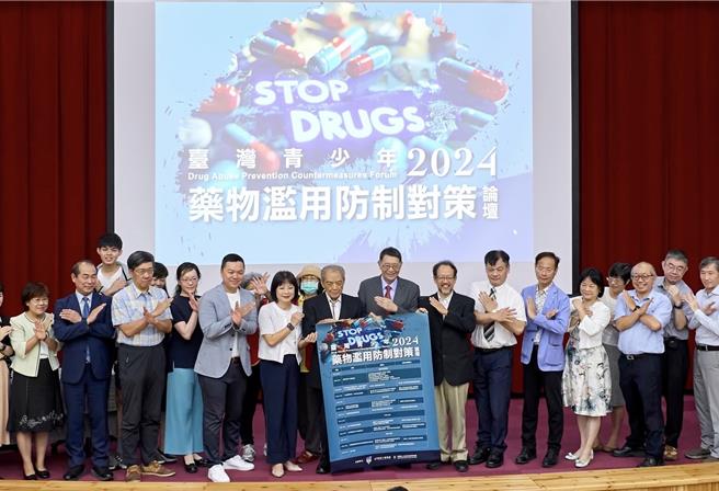 卫福部近日预告《菸害防制法》修正草案，国教盟质疑草案竟然仍允许电子烟业者「限期改善」，建议政府比照「食品安全法」，提高罚款并建立电子烟黑名单制度。（国教盟提供／林缙明台北传真）