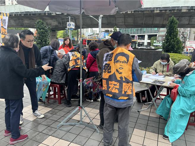 罢免立委张宏陆团体今起连续3天在捷运新埔站设机动连署站。（王扬杰摄）