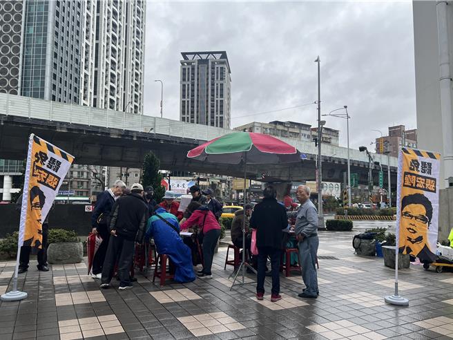 罢免立委张宏陆团体今起连续3天在捷运新埔站设机动连署站。（王扬杰摄）