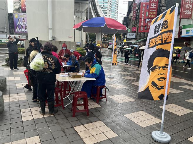 罢免立委张宏陆团体今起连续3天在捷运新埔站设机动连署站。（王扬杰摄）