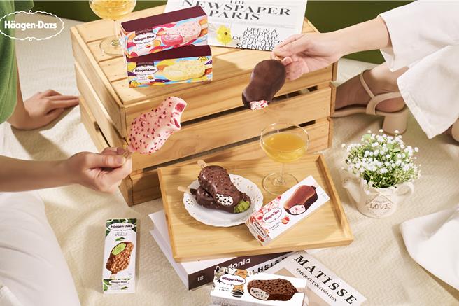 哈根达斯全新脆皮雪糕「蜜桃覆盆子脆皮雪糕」、「芒果百香果脆皮雪糕」，129元。（哈根达斯提供／朱世凯台北传真）