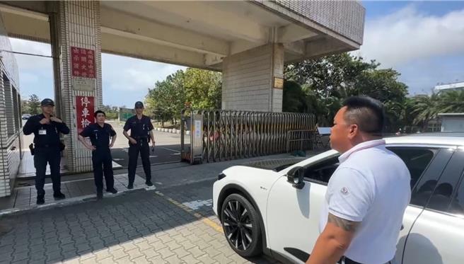 核三厂惊传火警，浓烟直窜天际，恒春镇代主席赵记明怒斥，核三厂竟没有在第一时间通知疏散居民，他还是看脸书才知道。（民眾提供／谢佳潾屏东传真）