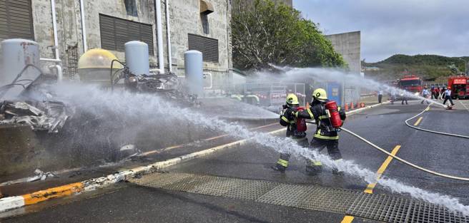 消防人员到场灌救。（萧宥彤翻摄）