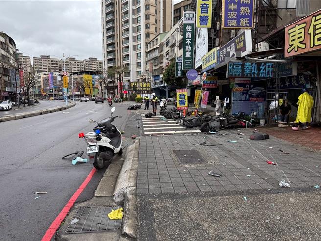 陈男驾车疑因精神不济衝撞路边停放的7辆机车。（警方提供）