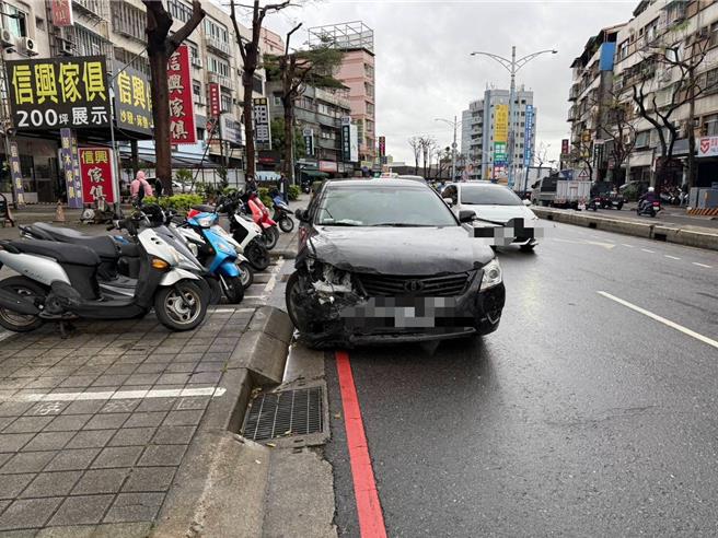 陈男车头也受到严重毁损。（警方提供）