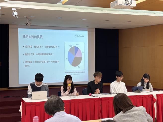 EdYouth台灣一滴優教育協會與學生團體今日發布「2025語言文化教育政策白皮書」，認為本土語言政策落差大、課程難度不符需求等問題。（林縉明攝）