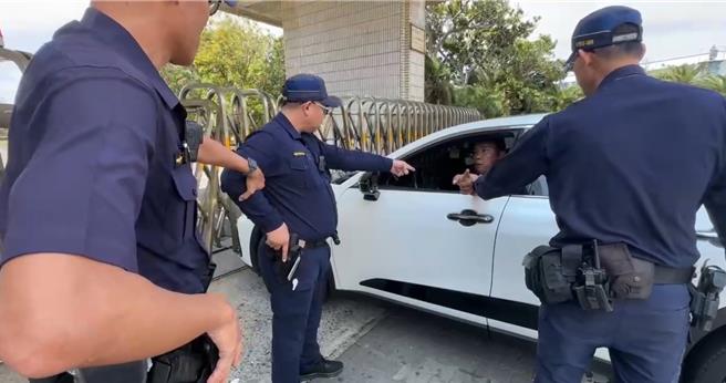 核三廠驚傳火警，濃煙直竄天際，恆春鎮代主席趙記明怒斥，核三廠竟沒有在第一時間通知疏散居民，他還是看臉書才知道。（民眾提供／謝佳潾屏東傳真）