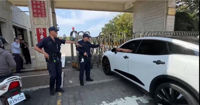 核三廠驚傳火警，濃煙直竄天際，恆春鎮代主席趙記明怒斥，核三廠竟沒有在第一時間通知疏散居民，他還是看臉書才知道。（民眾提供／謝佳潾屏東傳真）