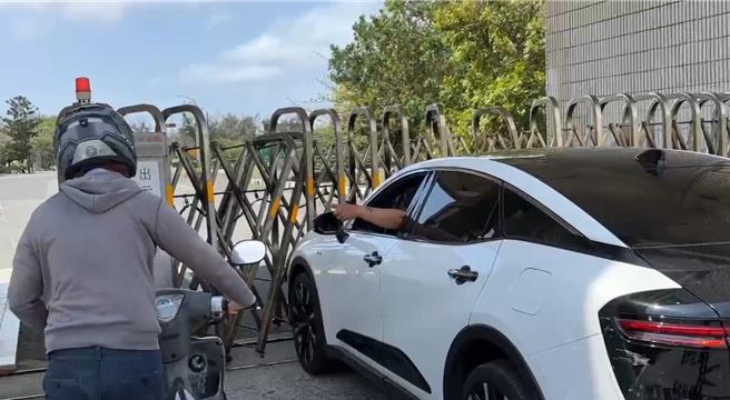 核三廠驚傳火警，濃煙直竄天際，恆春鎮代主席趙記明怒斥，核三廠竟沒有在第一時間通知疏散居民，他還是看臉書才知道。（民眾提供／謝佳潾屏東傳真）