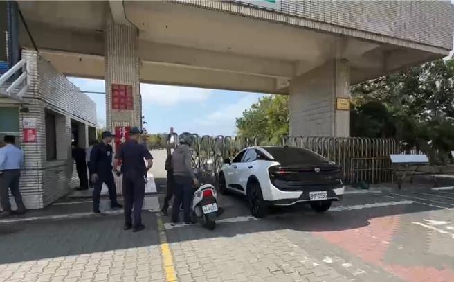 核三廠驚傳火警，濃煙直竄天際，恆春鎮代主席趙記明怒斥，核三廠竟沒有在第一時間通知疏散居民，他還是看臉書才知道。（民眾提供／謝佳潾屏東傳真）