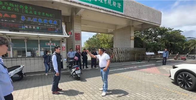 核三廠驚傳火警，濃煙直竄天際，恆春鎮代主席趙記明怒斥，核三廠竟沒有在第一時間通知疏散居民，他還是看臉書才知道。（民眾提供／謝佳潾屏東傳真）